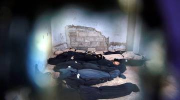 TRAGEDI: Mayat orang awam yang sudah dibalut dengan kain untuk urusan pengebumian disusun di rumah mayat di Douma, Ghouta Timur kelmarin. — Gambar AFP