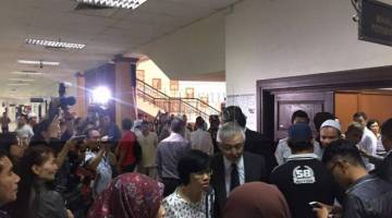 Orang ramai membanjiri Mahkamah Kuching hari ini untuk mendengar keputusan rayuan empat individu yang mahu keluar Islam. 