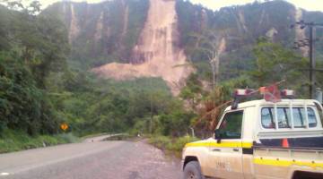 TANAH RUNTUH: Gambar menunjukkan tanah runtuh di sebatang jalan terletak di bandar Tabubil selepas gempa bumi melanda Papua New Guinea kelmarin. — Gambar Reuters