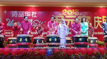 TRADISI: Abang Johari (tengah), Dr Sim (kiri), Lau (dua kiri), Wong (dua kanan) dan Dr Annuar (kanan) memukul gendang sebagai simbolik perasmian sambutan majlis makan malam Cap Goh Mei di Sibu, malam kelmarin.