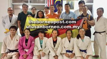 SEMOGA BERJAYA: Dr Ong (berdiri empat kanan) dan Francis (dua kiri) bersama skuad judo Sarawak yang bakal menggalas cabaran pada kejohanan terbuka antarabangsa di Taiwan.