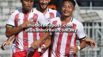 GEMBIRA: Abdul Rahim (kiri) meraikan jaringan pertama Sarawak bersama Bobby dan Matteo pada aksi Liga Premier 2018 di Stadium Negeri, Petra Jaya Kuching petang semalam. — Gambar Chimon Upon