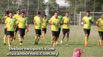 MAMPU MENGGUGAT: Barisan pemain Kuching FA berada dalam ‘mood’ terbaik untuk berdepan Selangor United pada aksi Piala FAM 2018 di Stadium Negeri Kuching petang ini.