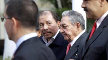 DISEGANI: Gambar fail 5 Mac lalu menunjukkan (dari kiri) Presiden Nicaragua mengiringi Castro dan Presiden Venezuela Nicolas Maduro semasa menghadiri persidangan di Caracas. — Gambar Reuters