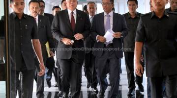 PERANCANGAN EKONOMI: Najib hadir bagi menjawab soalan pada Sidang Dewan Rakyat di Parlimen semalam. — Gambar Bernama