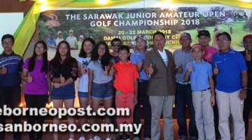 SEDIA BERSAING: Roslan bersama peserta Kejohanan Golf Amatur Remaja Terbuka Sarawak 2018 di Santubong semalam.
