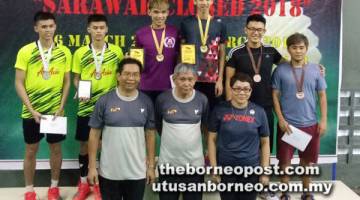 TAHNIAH: Marzuki, Shaifulbahri dan Mias bersama pemenang pertandingan badminton di Kuching kelmarin.