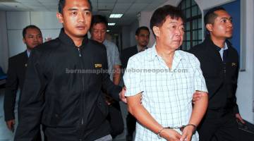 KE MUKA PENGADILAN: Lim (dua kanan) mengaku tidak bersalah di Mahkamah Sesyen Johor Bahru semalam atas tuduhan memberi rasuah kepada pembantu penguat kuasa Majlis Perbandaran Kluang (MPK) pada 13 September tahun lepas. — Gambar Bernama