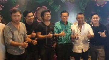 Lee (lima kiri) bersama Zainal (tiga kanan), Pengarah Festival yang juga pengasas kumpulan 'No Black Tie', Evelyn Hii (kanan sekali) dan kumpulan pemuzik tempatan, Ismet UIam Raja.