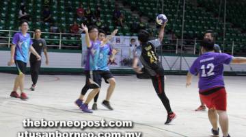 BERSEDIA: Aksi menarik perlawanan bola baling antara SMK Kuching High dan SMK Batu Lintang pada kejohanan di Kuching.