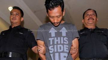 LIWAT: Nasrul (tengah) dibawa anggota polis ke Mahkamah Sesyen Kuantan, semalam. — Gambar Bernama