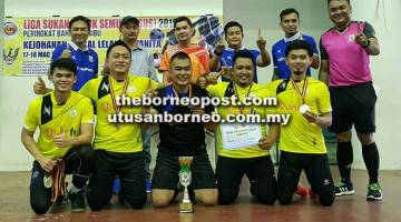 JUARA LELAKI: Pasukan Sibu Jaya bersama hadiah dimenangi setelah muncul juara kategori lelaki.