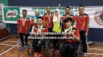 CEMERLANG: Atlet sukan para badminton Sarawak ketika meraikan detik kejayaan memenangi sembilan pingat pada kejohanan di Pusat Kecemerlangan Paralimpik Kuala Lumpur kelmarin.