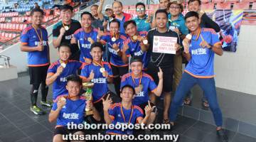 MENANG: Pasukan The Fighters bersama hadiah yang dimenangi selepas menjuarai bola sepak sembilan sebelah LISUS Sibu.