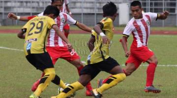 Dua pertahanan Sarawak (jersi merah) mengekang pergerakan penyerang Perak dalam aksi Piala Belia 2018 di Stadium Negeri, Petra Jaya hari ini.