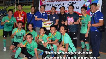 JUARA: Kigen (lima kanan) menyampaikan hadiah kejuaraan kepada pengurusan skuad MZ J, Mohd Zaifulfadillah Junaidi muncul juara Futsal LISUS Bintulu.