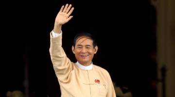 PRESIDEN BAHARU: Win Myint melambai selepas dipilih sebagai presiden baharu oleh parlimen di Naypyidaw semalam. — Gambar Reuters