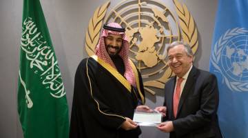 SUMBANGAN KHAS: Putera Mohammed (kiri) menyerahkan cek bernilai $930 juta untuk bantuan kemanusiaan di Yaman kepada Guterres di New York kelmarin. — Gambar AFP