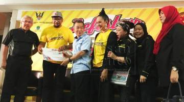 Naroden ketika menyempurnakan pelancaran Karnival Lefestour Kuching 2018 di Stadium Perpaduan hari ini.