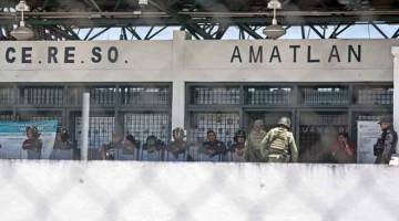 BERJAGA-JAGA: Anggota pasukan keselamatan berkawal di pintu masuk ke penjara ‘La Toma’ selepas rusuhan mengorbankan nyawa enam anggota polis di Amatlan de los Reyes, di selatan ibu negeri Veracruz, Xalapa kelmarin. — Gambar AFP