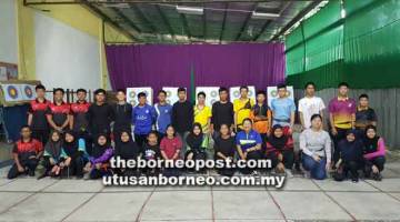 SEDIA BERENTAP: Peserta yang menyertai acara ‘1st Student March Archery Shootout 2018’ di Sibu, Sabtu lalu.