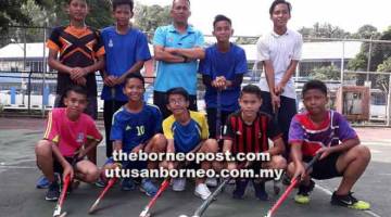 BERENTAP: Rudy (berdiri tengah) bersama pasukan hoki SMK St Columba yang berentap pada Kejohanan Hoki Jemputan 9 Sebelah Bawah 16 Tahun SMK Penrissen di Kuching.