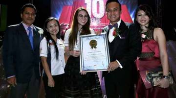 CATAT REKOD: Lawrence Teo (dua, kanan) menerima sijil Malaysia Book of Records (MBOR) daripada Pengarah Pembangunan Perniagaan MBOR Gillian Ooi (tengah) sempena sambutan Ulang Tahun Ke-10 Affilate Junction (AJ) semalam. — Gambar Bernama