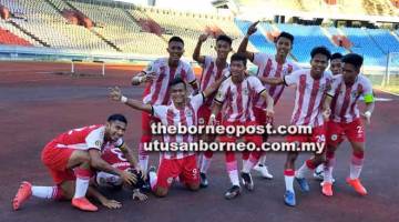 GEMBIRA: Pemain Sarawak meraikan jaringan kemenangan Nazarudin pada perlawanan Piala Presiden menentang Kuala Lumpur semalam.