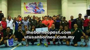 TAHNIAH: Ameer (baris belakang, enam kiri) dan Stanley (baris belakang, tujuh kiri) bersama pasukan futsal IPD Sarikei (duduk) muncul juara pada kejohanan julung kali itu.