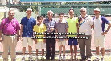 Johnson (empat dari kiri) dan setiausaha kehormat Tenis Malaysia, Rahizam Rahim (dua dari kanan) serta pegawai lain bersama tiga pemain persorangan lelaki Malaysia yang mara ke separuh akhir.