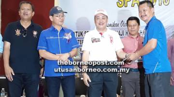 HAJIJI (tiga kanan) menyampaikan sumbangan kepada pertubuhan belia Sabah.