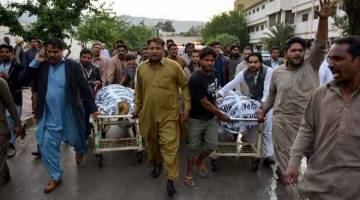 MALANG: Penduduk Kristian mengiringi mayat dua anggota keluarga mereka, yang terbunuh dalam kejadian tembakan pandu lalu di luar gereja, di hospital di Quetta kelmarin. — Gambar AFP 