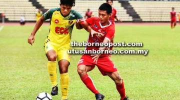 Penyerang utama Sabah (kanan) bersaing mendapatkan bola dengan pertahan Kedah pada perlawanan Kumpulan A liga Piala Presiden di Stadium Likas pada Khamis. Kedah menang perlawanan itu 1-0. - Gambar ihsan Freddie Anthony Jacob