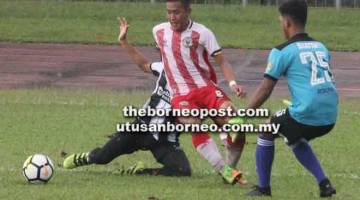 LINCAH: Nazarudin (tengah) cuba melepaskan diri dari kawalan pertahan dan penjaga gol Terengganu FC III pada aksi Piala Presiden di Stadium Negeri, Petra Jaya semalam.