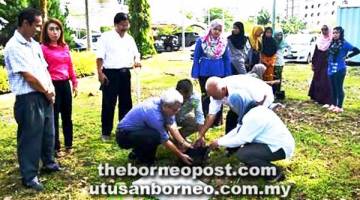 Kamal menanam pokok pertama, sambil dibantu oleh Tulip Noorazyze, Naib Presiden Kelab Rotary Kota Kinabalu Pearl District, 3310 dan Pengawal Kewangan Terrence Suingi.