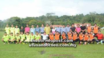 SASARAN 2020: Dr Abdul Rahman (berdiri sembilan kiri), Fredercik (lapan kiri), Paulus (sebelas kiri) dan yang lain bersama Pasukan  FC Gavan dan Highlander.