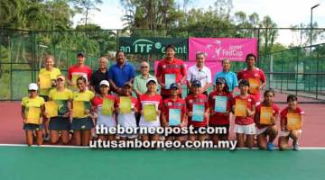 LAYAK: Presiden SLTA, Datuk Patrick Liew bersama pasukan layak ke perlawanan akhir Junior Fed Cup BNP Paribas 2018.