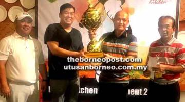 ABD Razak (kanan) dan Poh Guan (dari kiri) menyaksikan Randy menyampaikan Piala Pusingan kepada Tuck Wing selepas mengungguli Kejohanan Golf Piala Pusingan Lucy's Kitchen 2018 di KGC, Tanjung Aru pada Ahad.