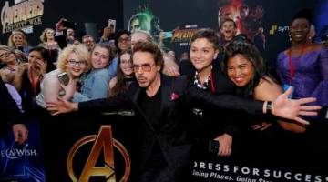 KINI DI PAWAGAM: Aktor Hollywood Robert Downey Jr. yang berlakon sebagai Iron Man dalam ‘Avengers: Infinity Wars’ bergambar bersama para peminat beliau semasa tayangan perdana dunia filem itu di Los Angeles pada Isnin. — Gambar Reuters