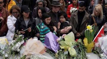 PENGHORMATAN: Orang yang berkabung menghadiri upacara khas untuk memberi penghormatan kepada mangsa sehari selepas seorang lelaki memandu van merempuh pejalan kaki di atas kaki lima yang sesak di Toronto, Kanada kelmarin. — Gambar Reuters