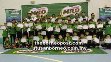 KLINIK FUTSAL: Peserta Klinik Futsal Champions Milo bersama dengan penganjur selepas tamat klinik. Turut kelihatan ialah Halel (berdiri belakang tiga kanan) di Sibu.