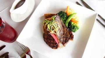 ENAK: Steak batang pinang disajikan bersama sayur-sayuran.