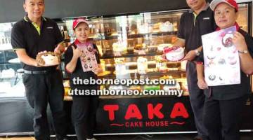 PROMOSI: Eksekutif Kanan Everrise BDC Siaw Siew Tiong (kiri sekali), Penyelia Jualan Taka Cake House Noreena Adris (dua kiri), Penyelia Everrise BDC Mong Majit (dua kanan) dan Penyelia Jualan Taka Cake House BDC Teresa menunjukkan promosi sempena sambutan Hari Ibu kepada orang ramai di Kuching, semalam.