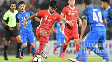 PERTAHANAN Sabah, Randy Baruh mengekang pergerakan penjaring gol JDT II, Rozaimi Abdul Rahman (depan) pada perlawanan Liga Premier di Stadium Likas malam ini.- Gambar ihsan Jaiman Taip.