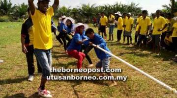 TARIK TALI: Suasana meriah acara sukaneka tahunan dan Hari Pekerja melibatkan pekerja Ladang Phoenix Perks Balingian Estate di Bintulu semalam.