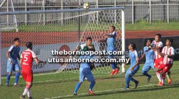 SENGIT: Pemain pertahanan Pulau Pinang melompat tinggi mengeluarkan bola daripada zon bahaya ketika pertemuan dengan Sarawak di Stadium Negeri, Petra Jaya petang semalam.