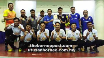 MENANG: Abang Hisham (berdiri lima kiri) menyampaikan hadiah kepada ketua pasukan SJ Team menjuarai kejohanan futsal.