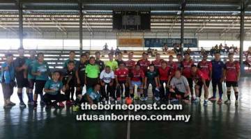 SEMANGAT KESUKANAN: Pasukan berentap pada Pertandingan Futsal Piala Ketua Balai Bomba dan Penyelamat Sarikei.