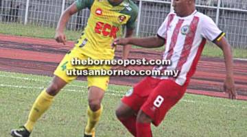 LEPAS: Penyerang Sarawak, Amirrul Iqmal Bolhi (kanan) cuba melepaskan diri daripada kawalan pertahanan Kedah pada aksi Piala Belia di Kuching petang semalam.