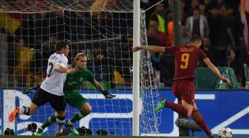 TEPAT KE GAWANG: Dzeko (kanan) menjaringkan gol buat pasukannya pada perlawanan kedua Liga Juara-Juara di antara AS Roma dan Liverpool di Stadium Olympic di Roma. — Gambar AFP